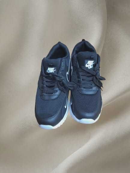 Чисто нови маратонки Nike,размер 44,стелка-28 см
