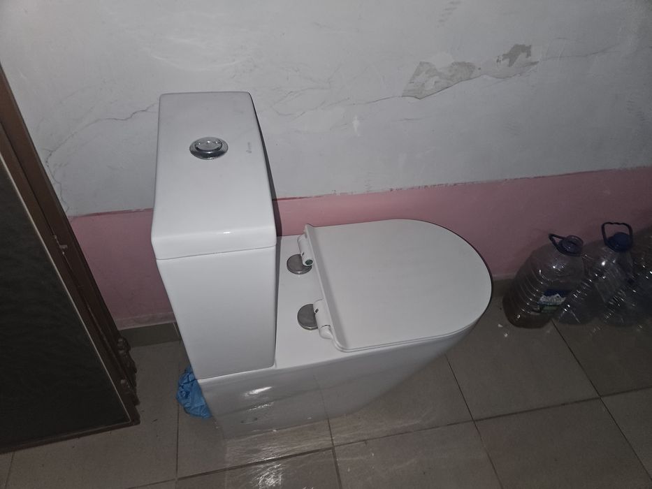 Унитаз продаеться торг есть