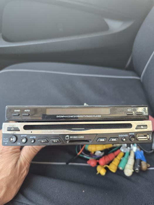 Casetofon Auto cu Touchscreen, Bluetooth, DVD și GPS