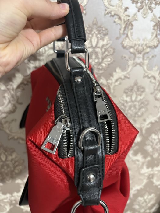 Красная сумка от прада