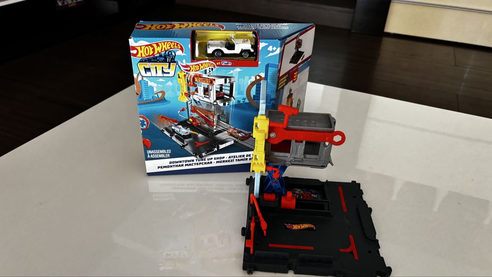 Vând set Hot Wheels City - Downtown Tune Up Shop