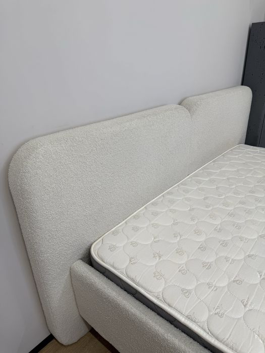 Кровать трендовая ткань букле