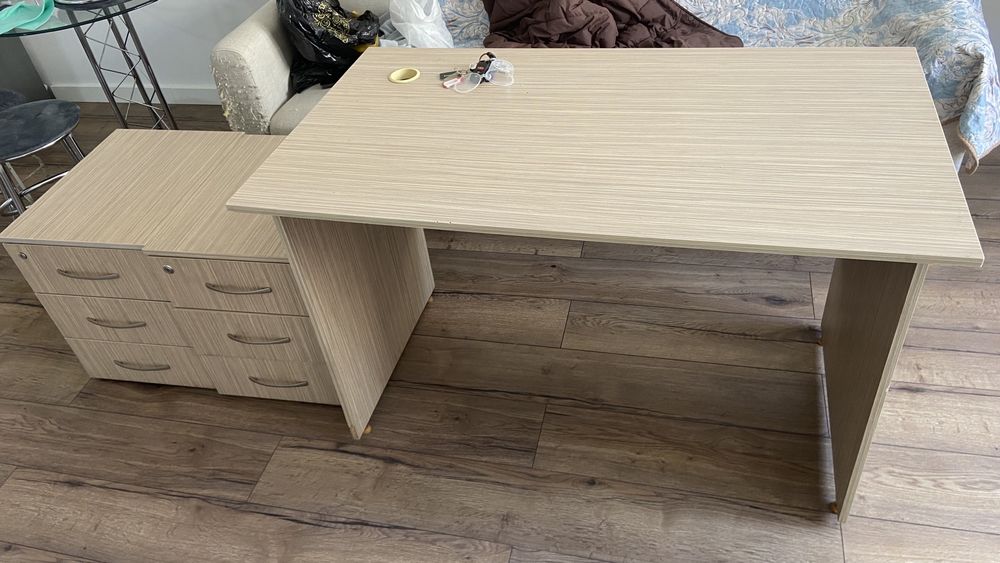 Стол, парта с тумбами.