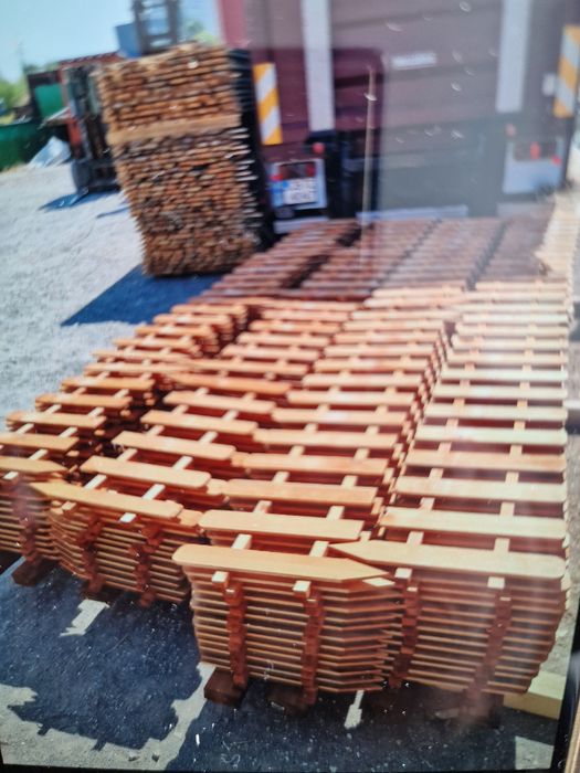 Изработва детайли за пейки и огради