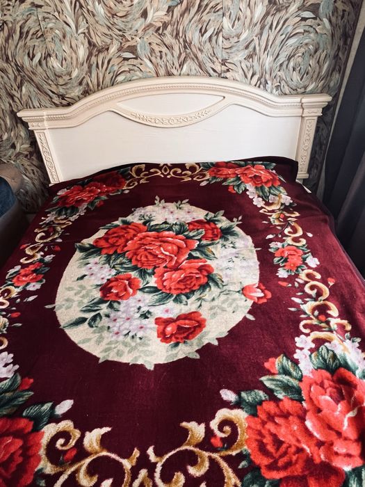 Продам кровать 2х1.8 с матрасом