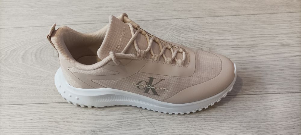 Дамски маратонки  38 номер.Обувани са няколко пъти .