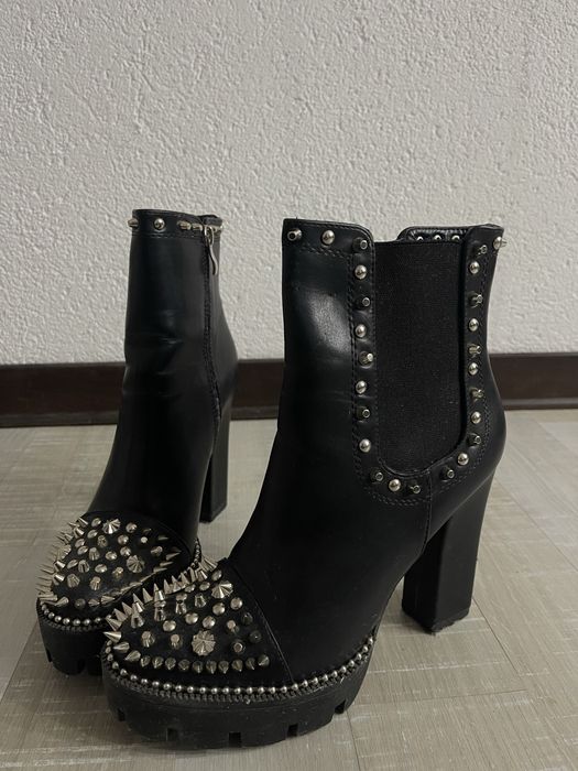 Черни боти с шипове