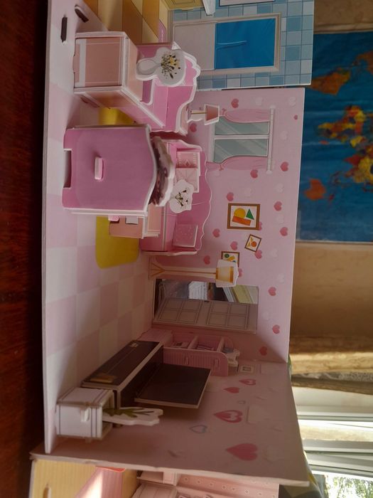 Игрушечный картонный домик