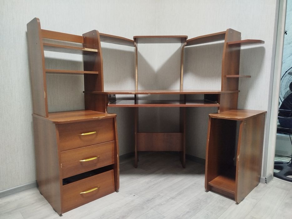 Продаётся компьютерный стол