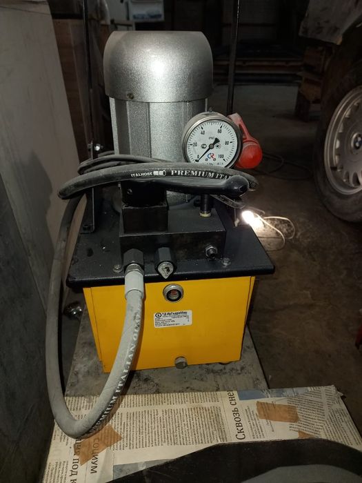 Клепальник , клепатор .