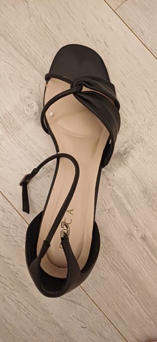 Vand sandale noi din piele naturala