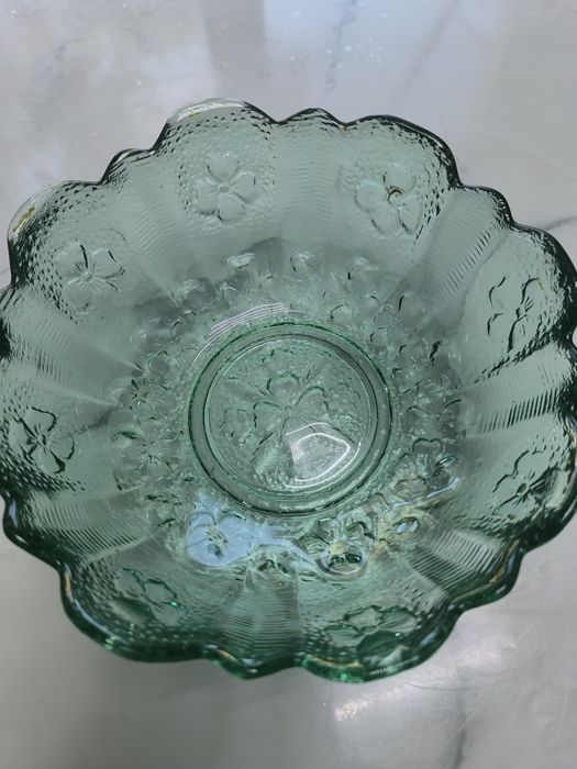 Продам салатницу цветное стекло.