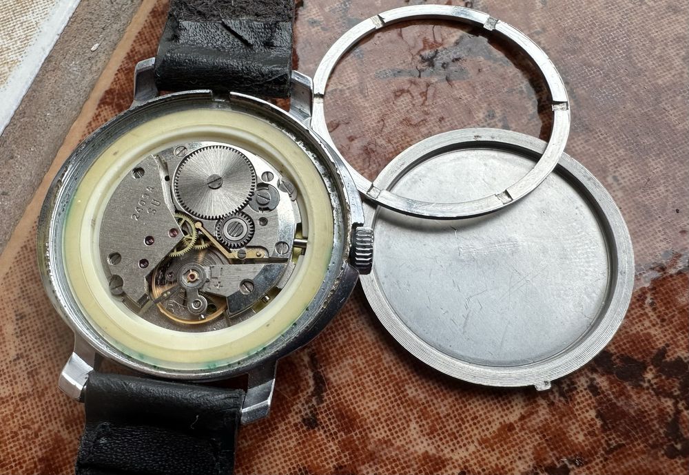 Сьветски механичен часовник Восток,направен 80 години