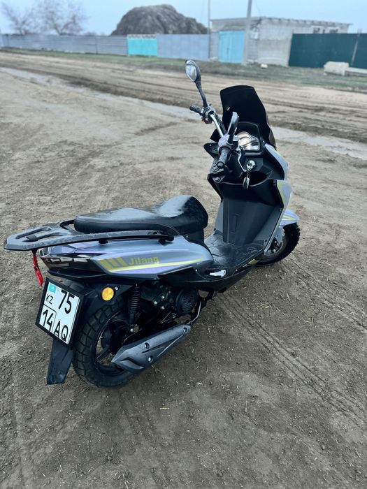 Продам скутер стоит на учете, с документами