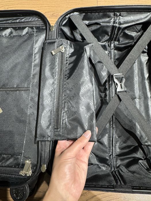 Чемодан Guess черный