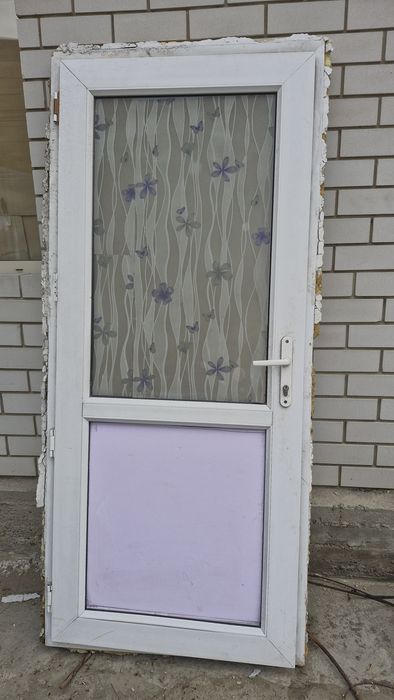 Продам  пластиковый  двер.