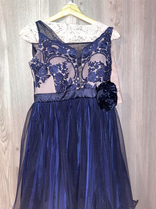 Vad doua rochii elgante bine  intretinute una roz nr 44 si una pe alba