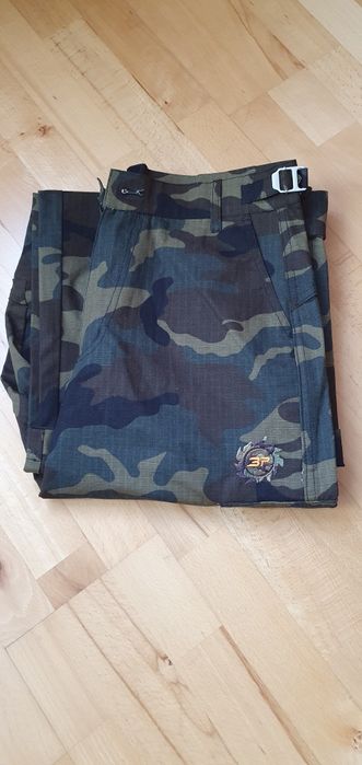 BROKEN PLANET, камуфлажен панталон, нов, S