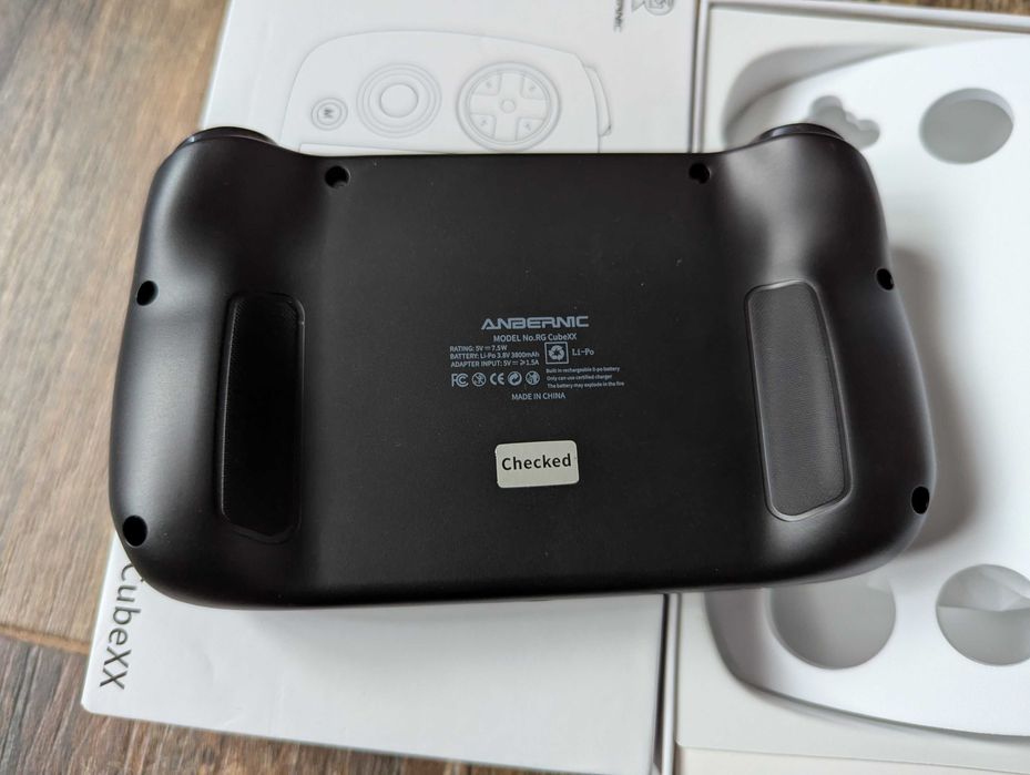 Consola portabila Anbernic RG CubeXX la cutie