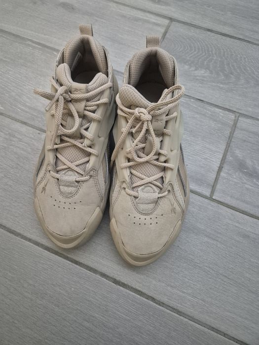 Adidasi Reebok aproape noi