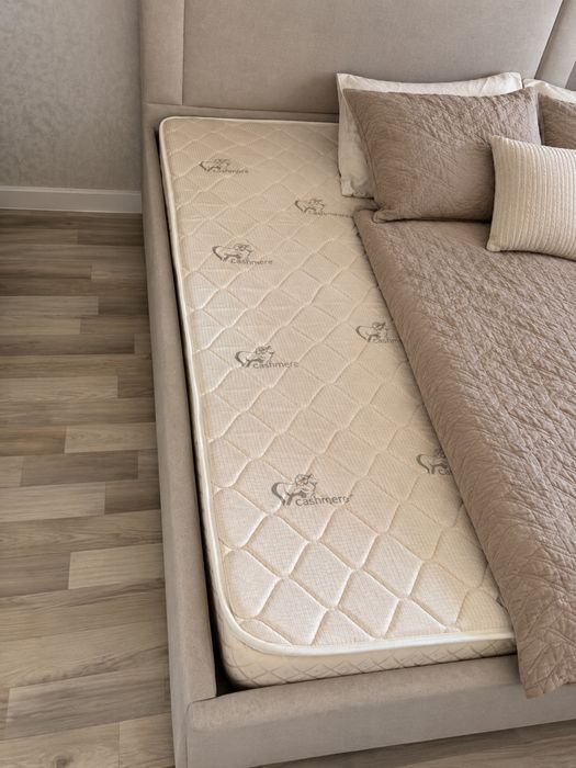 Матрас б/у на кровать 1,6*2 м