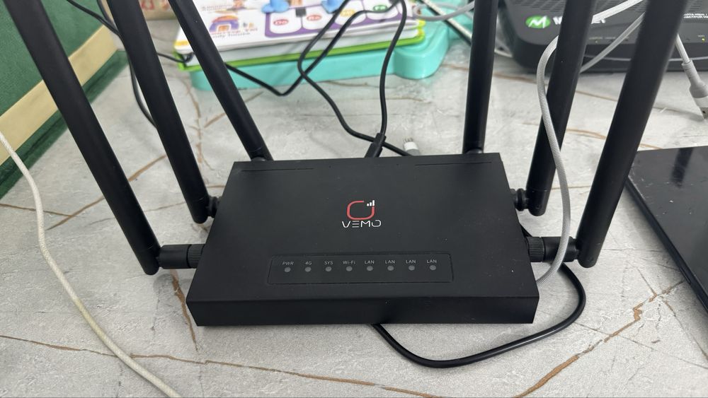 Продам интернет роутер с сим картой.