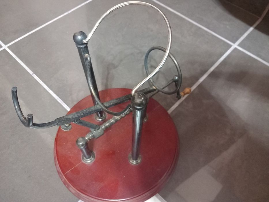 Suport pentru sticla  de vin reglabil