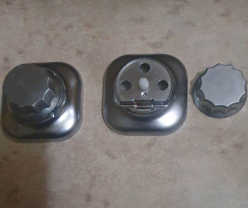 Продавам етажерки за баня, сушилник за посуда и съдове за овлажняване