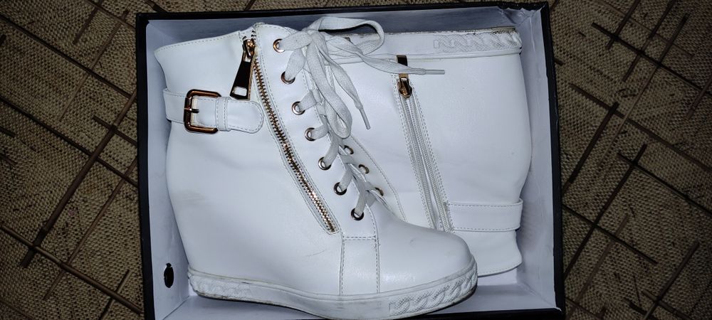 Хорошая обувь за 2000