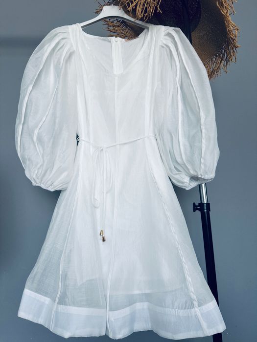 Бяла ефирна рокля с колан буфан ръкав