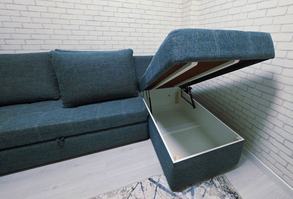 Продам срочно диван.