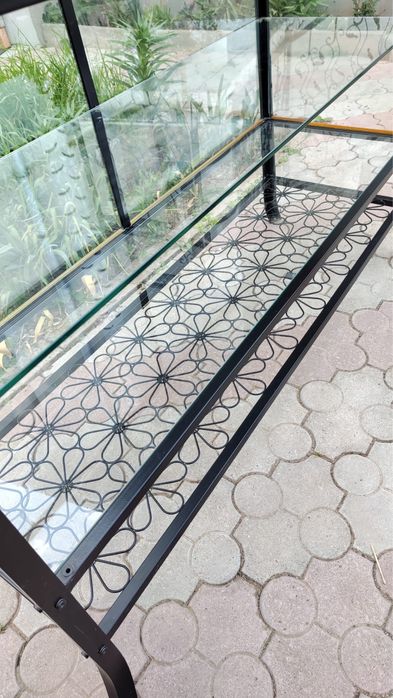 Vitrina sticla cu rama metalica magazin prezentare