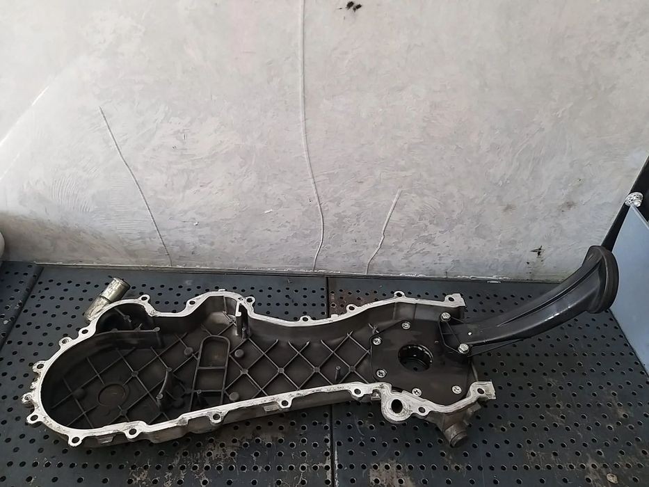 Capac distributie cu pompa ulei 1.3 d fiat doblo 55185375 37005400