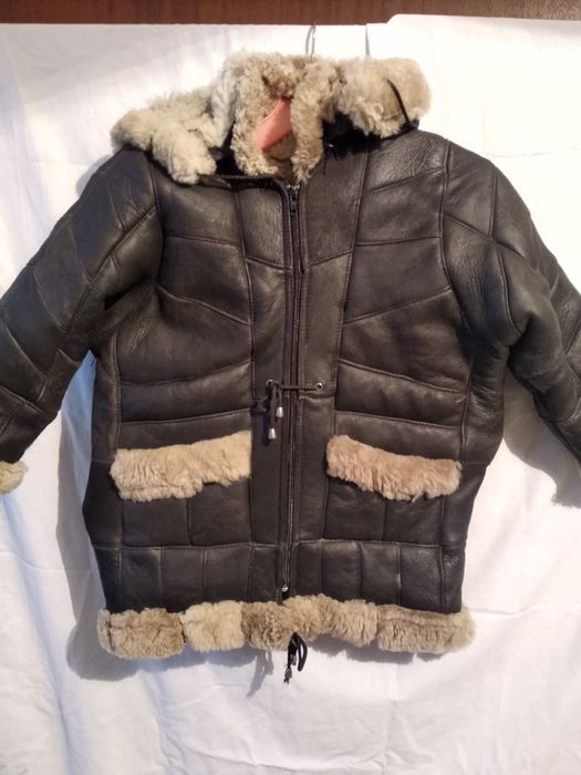 Детско палто от естествена кожа.