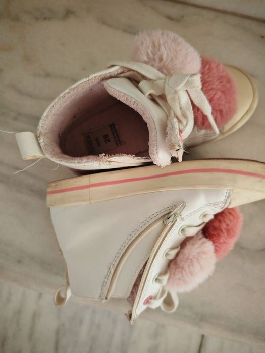 Adidași îmblăniți albi