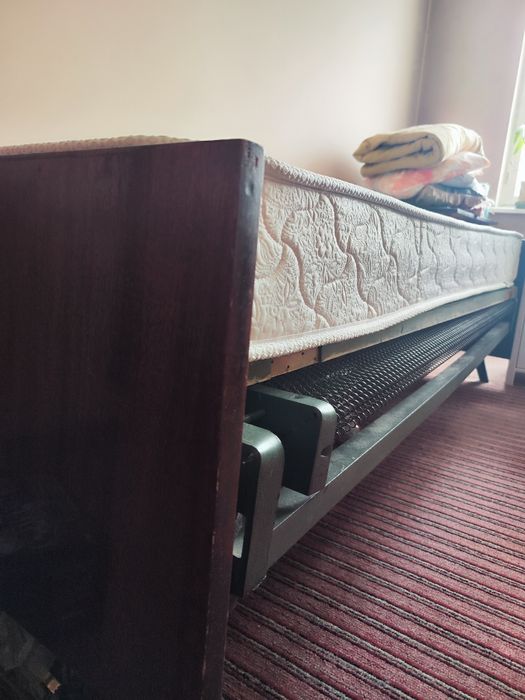 Кровать с матрасом