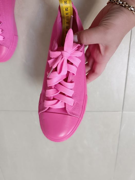 Продавам нови розови кецове от текстил