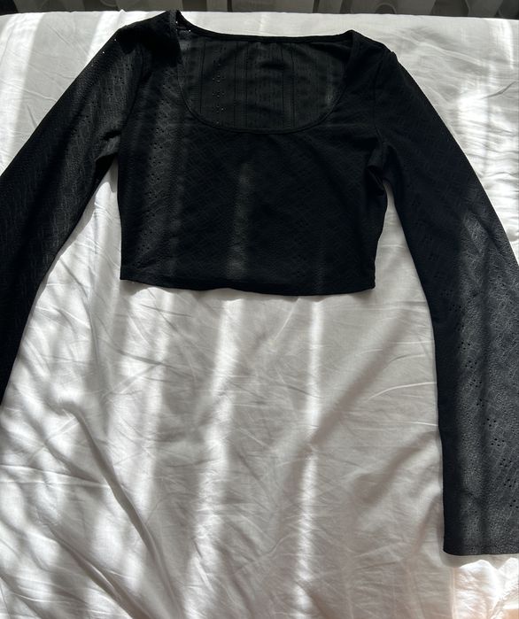 Top negru cu maneci evazate