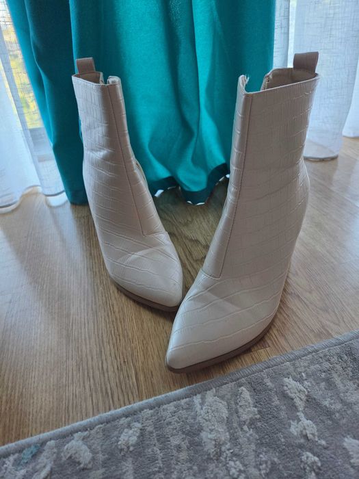 Cizme elegante .