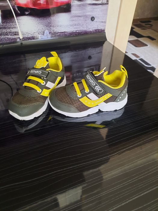 Кроссовки, размер 25