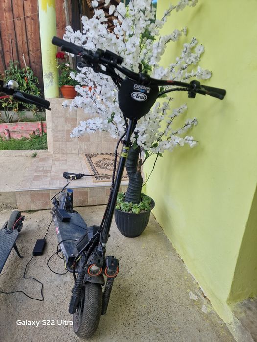 De vanzare 2 trotinete