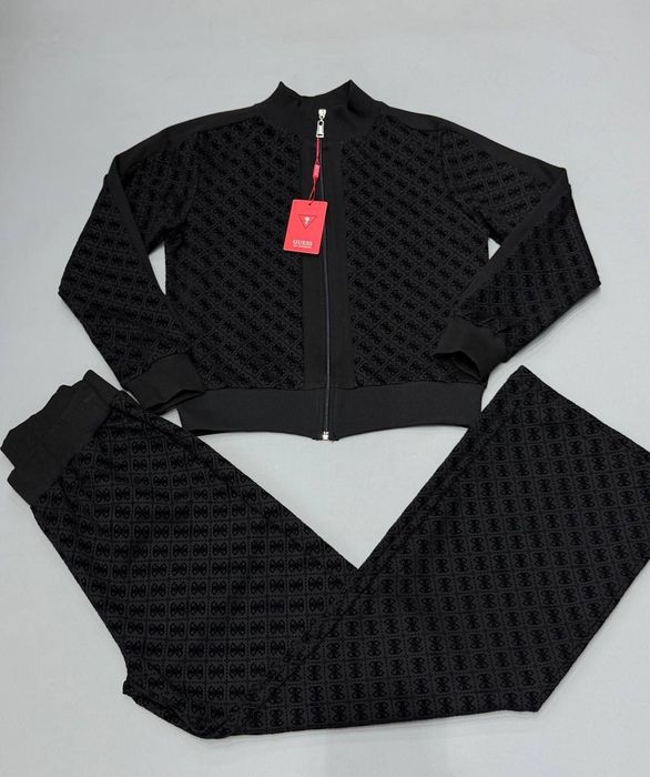 Дамски спортен комплект  Guess от 2 части.