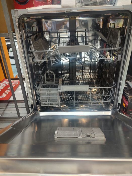 За пълно вграждане съдомиялна 60см Bauknecht