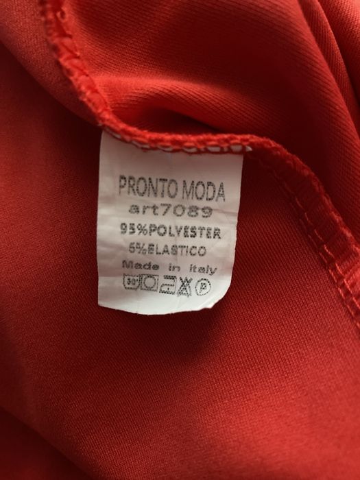Червена рокля.