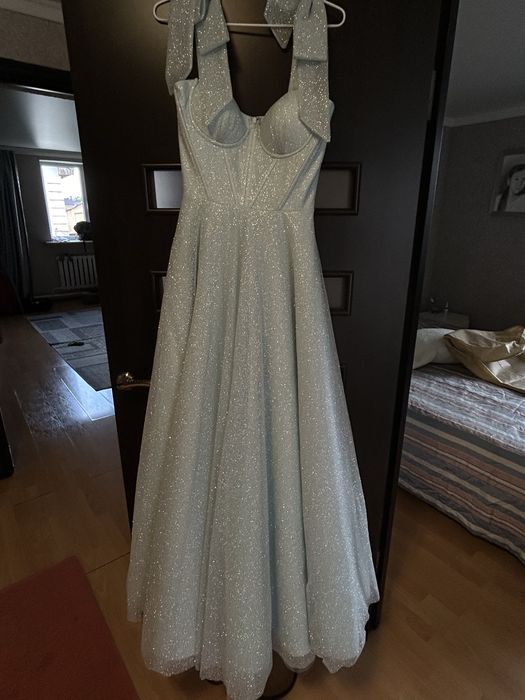 Голубое платье