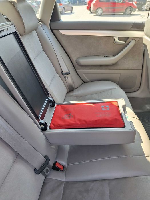 Продавам АУДИ А4