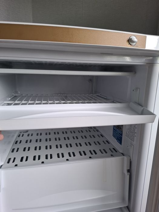 Продам морозильную камеру INDEZIT