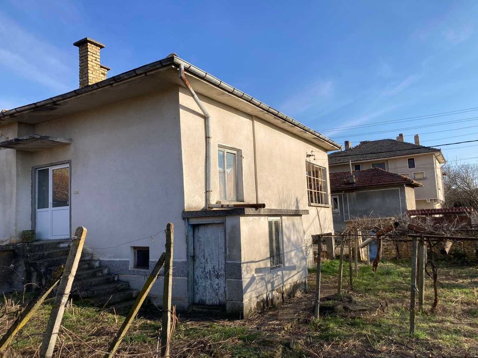 Едноетажна къща с двор и селскостопански постройки с. Медовина