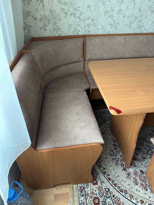 Кухонный уголок с столом и 2 табуретами