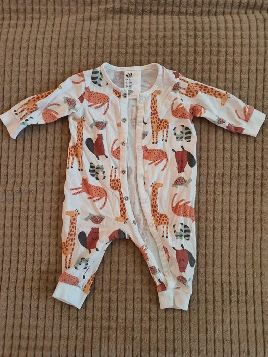 Pijama cu motiv bebelusi H&M alb/animale | Marimea 62. 2 - 4 luni